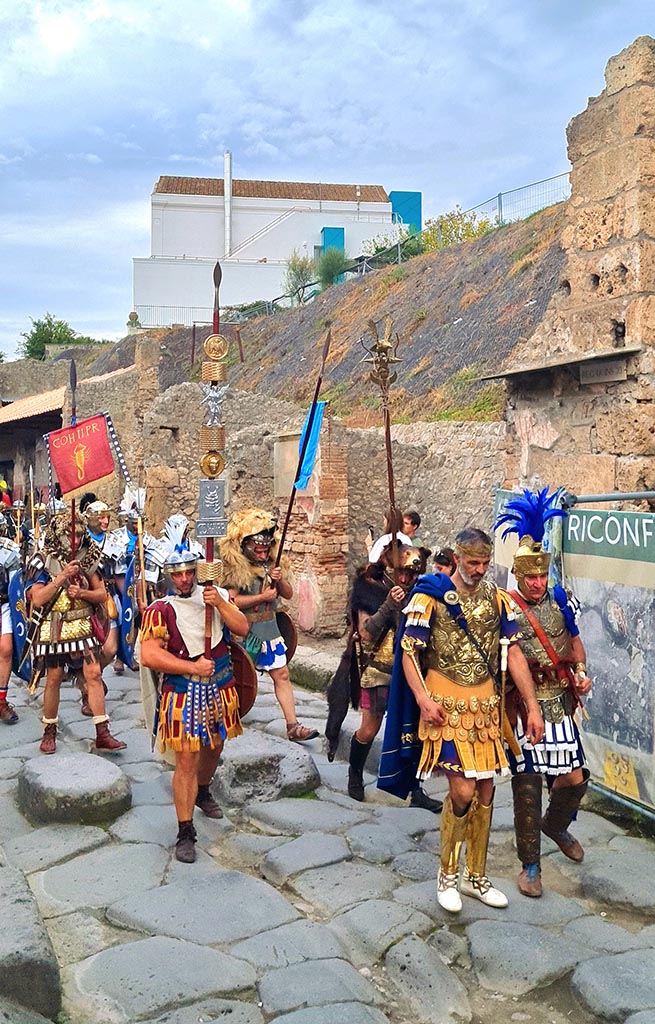 Via dell’Abbondanza, north side. 28th September 2024. Parade of re-enactors.
Looking west towards IX.11, in centre, during “Ludi Pompeiani” event.
Photo courtesy of Giuseppe Ciaramella.