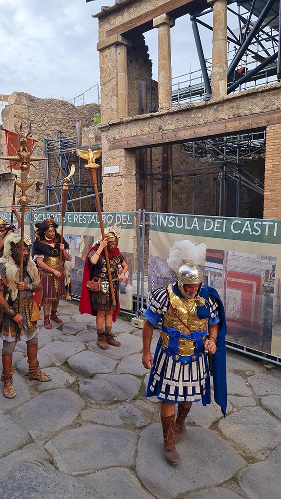 Via dell’Abbondanza, north side. 28th September 2024.
Looking towards unnamed vicolo between IX.11 and IX.12, and IX.12.1.
A recreation of the uniform of the Classis Misenensis, during “Ludi Pompeiani” event.
Photo courtesy of Giuseppe Ciaramella.