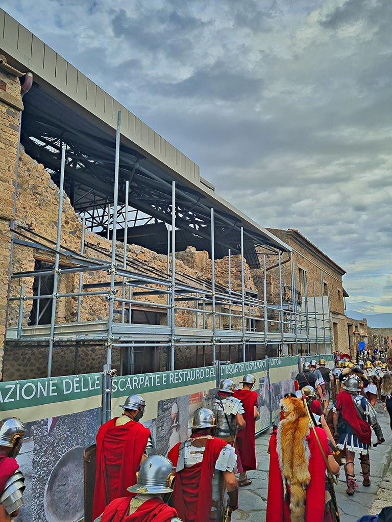 Via dell’Abbondanza, north side. 28th September 2024.
Looking east from IX.12.5, towards IX.13, during “Ludi Pompeiani” event. Photo courtesy of Giuseppe Ciaramella.