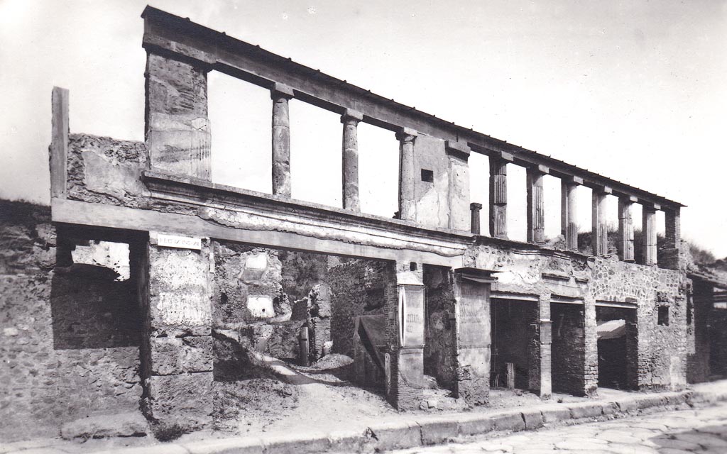Via dell’Abbondanza, north side. Undated photographic postcard.
Looking north across Via dell’Abbondanza, with unnamed Vicolo, on left below balcony, IX.12.1, IX.12.2, IX.12.3, IX.12.4, and IX.12.5 on right.
Photo courtesy of Espen B. Andersson