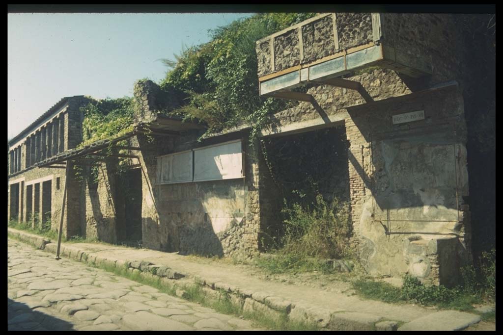 Via dell’Abbondanza, north side. Looking west along front façade of IX.12.
Photographed 1970-79 by Günther Einhorn, picture courtesy of his son Ralf Einhorn.