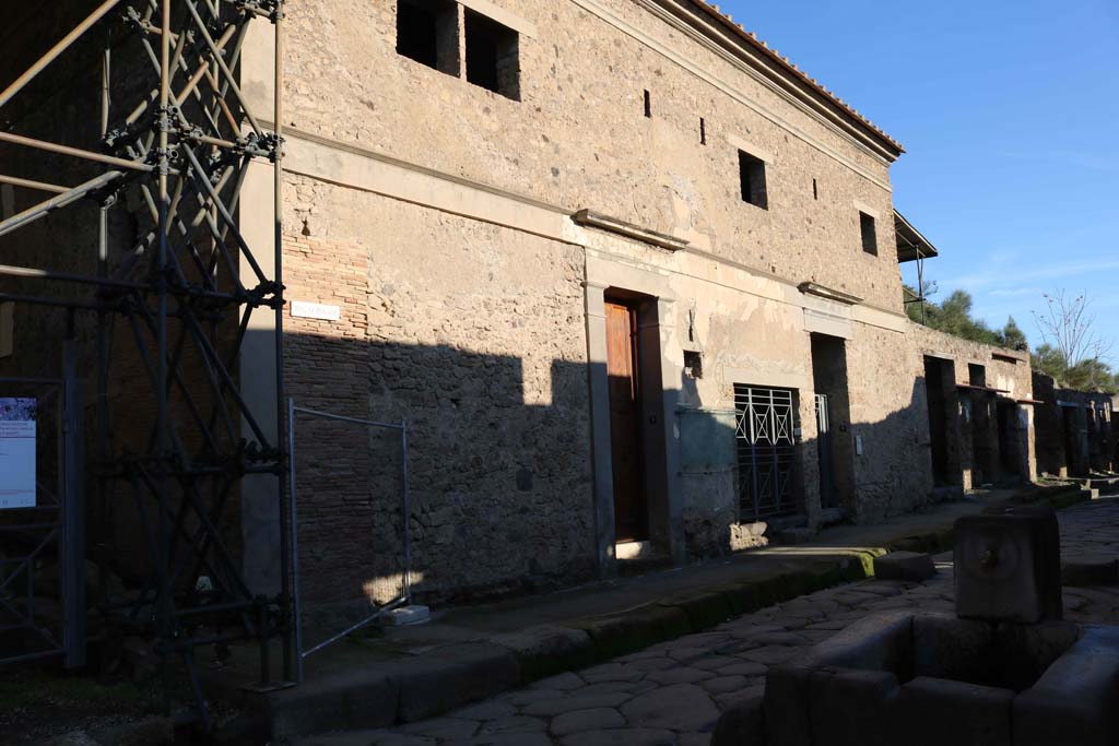 Via dell’Abbondanza, Pompeii. December 2018.
Looking east from junction with unnamed vicolo, on left, along front façade towards IX.13.1-6. Photo courtesy of Aude Durand.