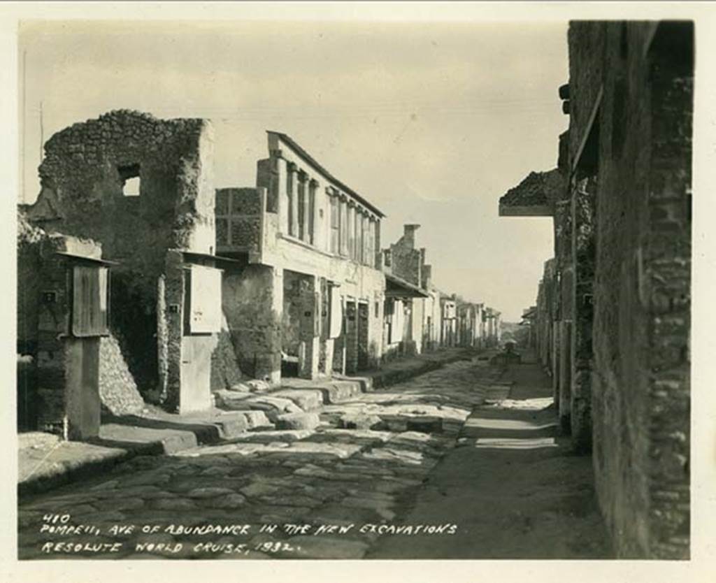 Via dell’ Abbondanza, 1932, looking east, the doorways to IX.11.7 and 8 can be seen on the left, with 1.7 on the right. Photo taken during a shore-visit from the ship Resolute’s world cruise in 1932. Photo courtesy of Rick Bauer.