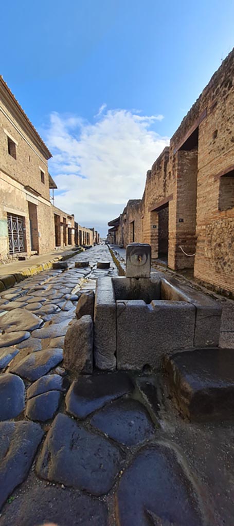 Via dell’Abbondanza, Pompeii. April 2022.
Looking east to fountain in roadway between IX.13 and I.9.
Photo courtesy of Giuseppe Ciaramella.