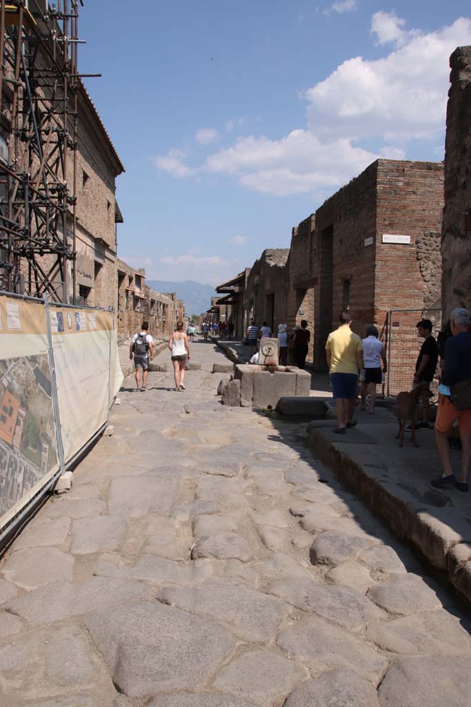 Via dell’Abbondanza, Pompeii. September 2021.
Looking east to fountain in roadway between IX.13 and I.9. Photo courtesy of Klaus Heese.