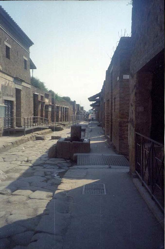 Via dell’Abbondanza, July 2011. Looking east between IX.13 and I.9, from near I.8.8.
Photo courtesy of Rick Bauer.