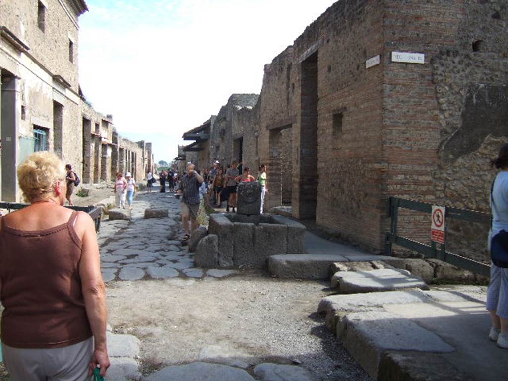 Via dell’Abbondanza, September 2005. Looking east between IX.13 and I.9, from near unnamed vicolo on right (to the south).