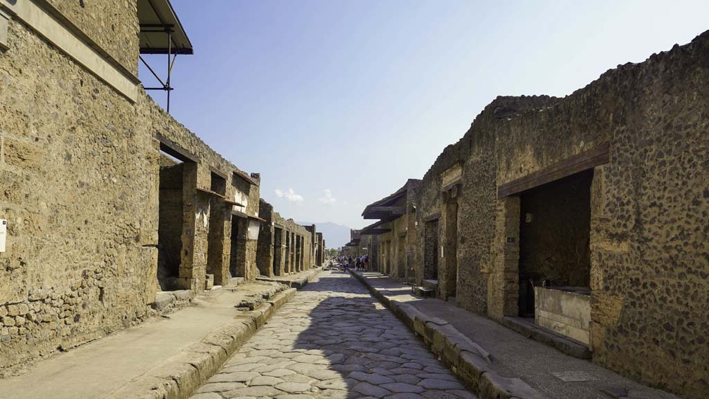 Via dell’Abbondanza, Pompeii. August 2021. Looking east between IX.13, on left and I.9, on right. Photo courtesy of Robert Hanson.