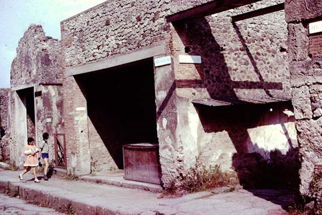Via dell’Abbondanza, south side, Pompeii. 1976. Looking towards I.8.1 and junction of roadway between I.8 and I.7. Photo by Stanley A. Jashemski.
Source: The Wilhelmina and Stanley A. Jashemski archive in the University of Maryland Library, Special Collections (See collection page) and made available under the Creative Commons Attribution-Non Commercial License v.4. See Licence and use details. J76f0459