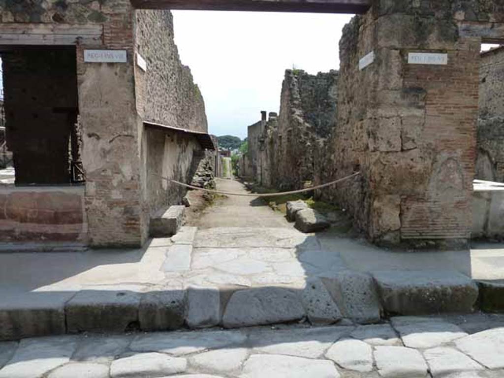 Via dell’Abbondanza. May 2010. Looking south along Vicolo dell’ Efebo, between I.8 and I.7.