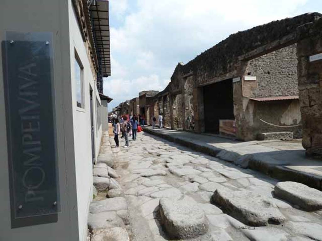 Via dell’Abbondanza. May 2010. South side, looking east along north façade of I.8