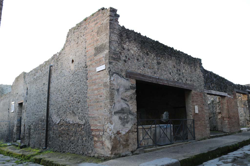 Via dell’Abbondanza, Pompeii. December 2018.
Looking south-west towards corner, with I.8.9, on left, and I.8.8, centre right. Photo courtesy of Aude Durand.