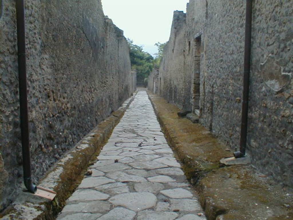 Unnamed vicolo between I.9 and I.8. September 2004. On the south side of Via dell’ Abbondanza.