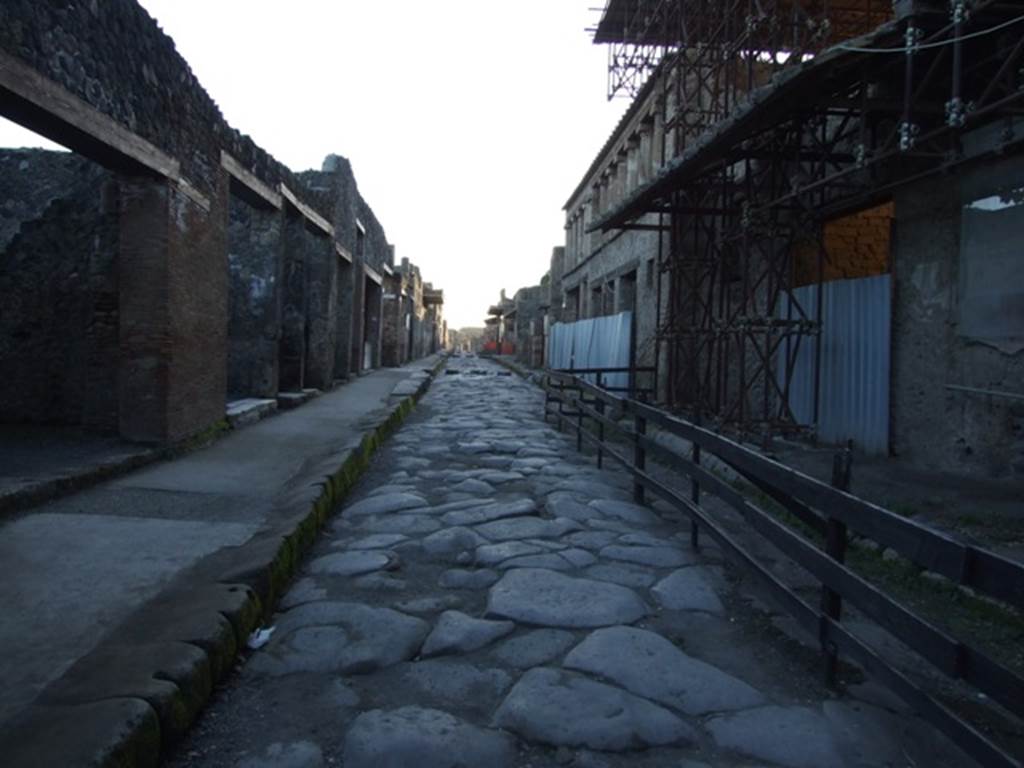 Via dell’Abbondanza between I.8 and IX.12. Looking west. March 2009.