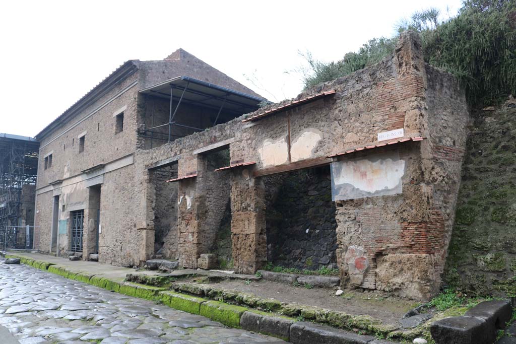 Via dell’Abbondanza, north side, Pompeii.
Looking west along front façade from IX.13.6, on right, towards IX.13.1, on left. Photo courtesy of Aude Durand.