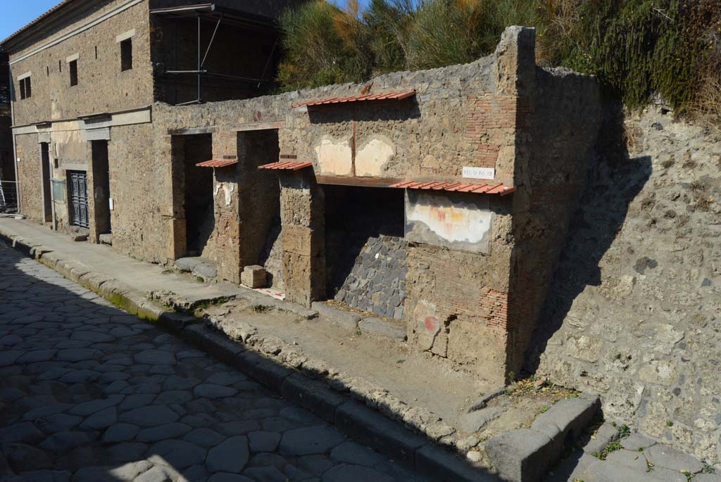 Via dell’Abbondanza, north side, Pompeii. October 2017.
Looking west along front façade from IX.13.6, on right, towards IX.13.1, on left.
Foto Taylor Lauritsen, ERC Grant 681269 DÉCOR.