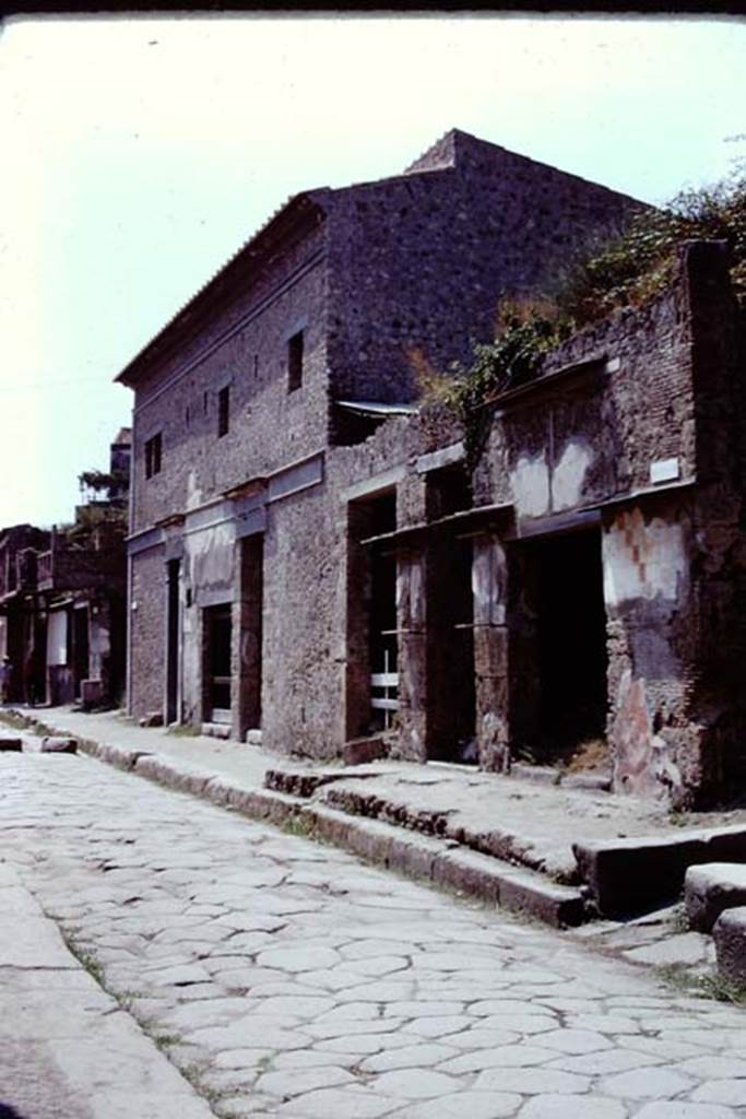 Via dell’Abbondanza, Pompeii. 1973. Looking west towards IX.13.1-6. Photo by Stanley A. Jashemski.
Source: The Wilhelmina and Stanley A. Jashemski archive in the University of Maryland Library, Special Collections (See collection page) and made available under the Creative Commons Attribution-Non Commercial License v.4. See Licence and use details. J73f0550
