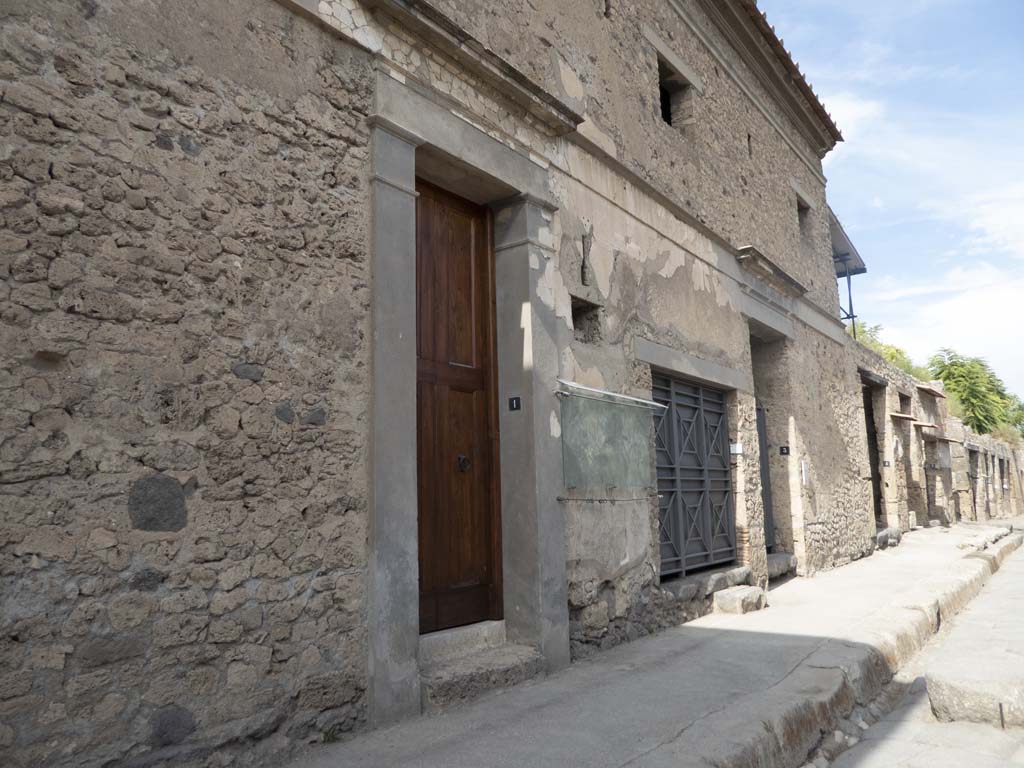 Via dell’Abbondanza, north side, Pompeii. September 2017. Looking east from IX.13.1.
Foto Annette Haug, ERC Grant 681269 DÉCOR.