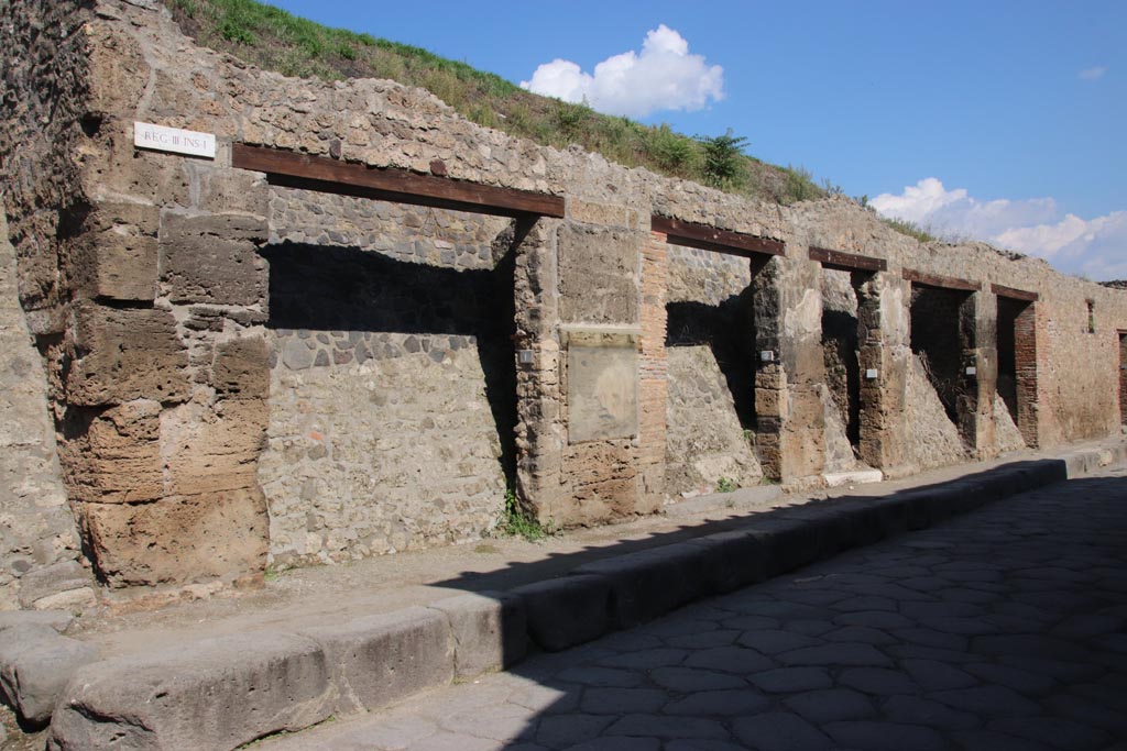 Via dell’Abbondanza, north side, Pompeii. October 2022.
Looking east along north side from III.1.1 towards III.1.5. Photo courtesy of Klaus Heese