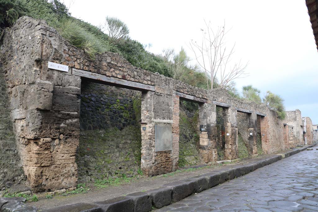 Via dell’Abbondanza, north side. December 2018.
Looking east from III.1.1 towards III.1.6, towards right. Photo courtesy of Aude Durand.
