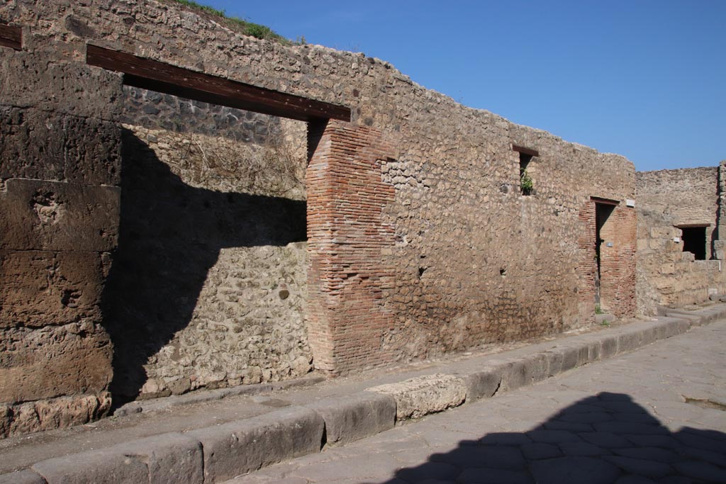 Via dell’Abbondanza, north side, Pompeii. October 2022.
Entrance doorway to III.1.5, on left, and III.1.6, on right. Photo courtesy of Klaus Heese.