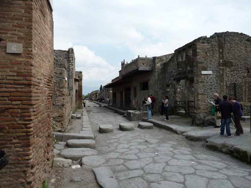 Via dell’Abbondanza, May 2010. Looking east between III.2 and I.12, from near III.1.6.