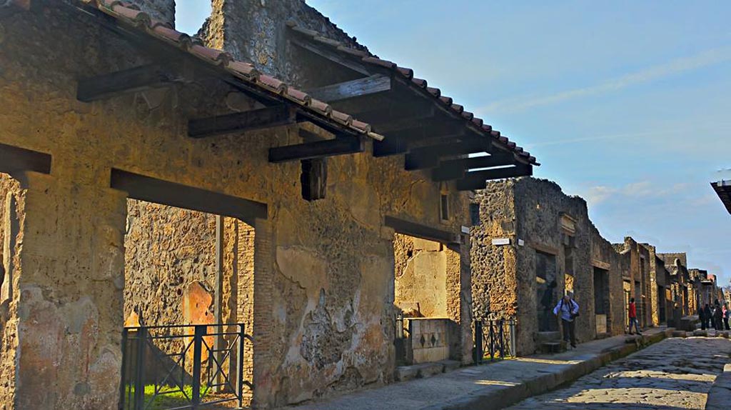 Via dell’ Abbondanza, south side, Pompeii. 2016/2017. Looking west from I.11.2 and I.11.1. Photo courtesy of Giuseppe Ciaramella.