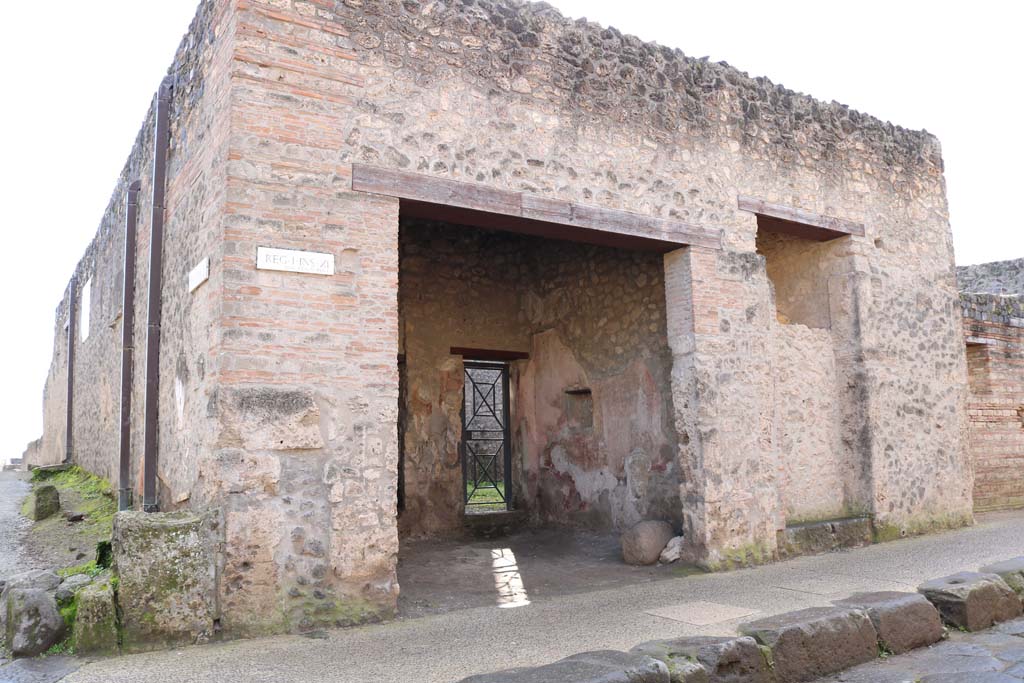 Via dell’ Abbondanza, south side. December 2018.
I.11.7 on west corner of junction with Vicolo della Nave Europa, on right. Photo courtesy of Aude Durand.