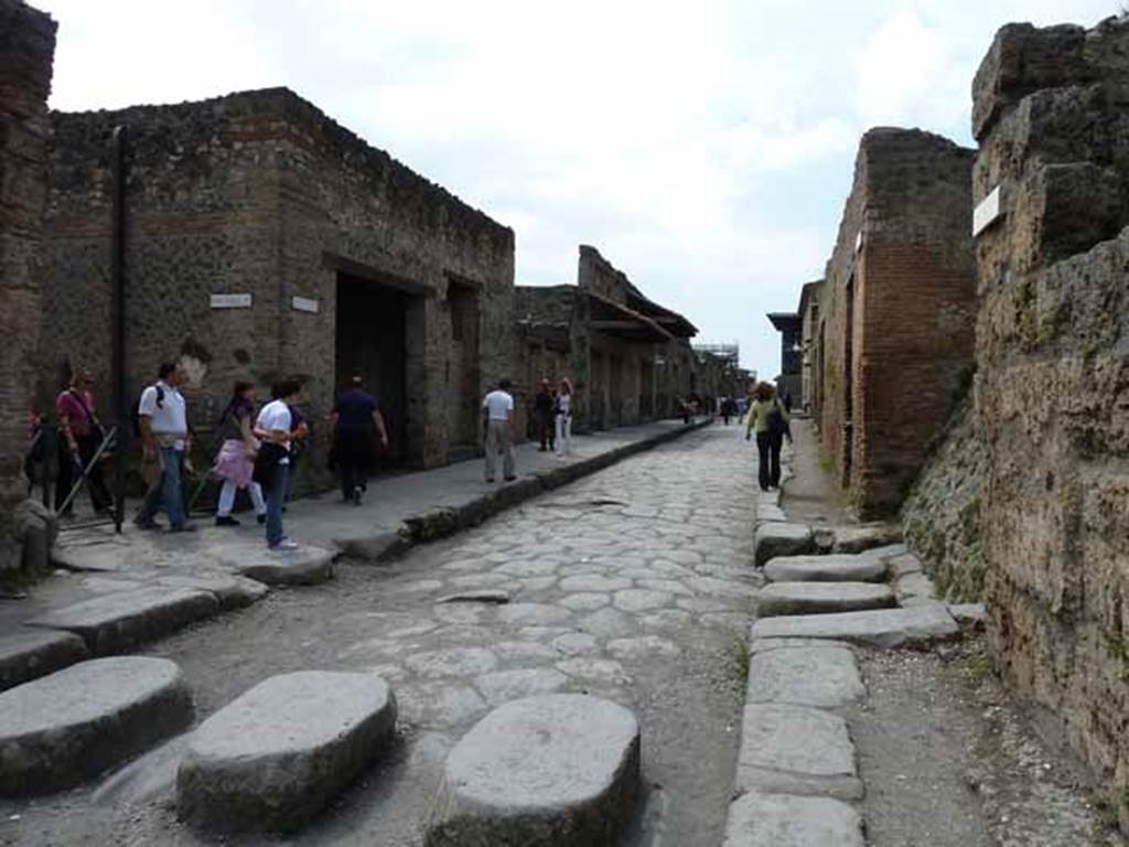Via dell’Abbondanza, May 2010. Looking west between I.11 and III.1, from near III.2.1.