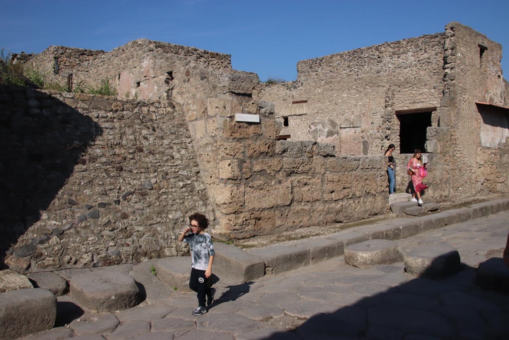Via dell’Abbondanza, north side, Pompeii. October 2022.
Looking north towards unnamed vicolo, on left, and entrance doorway to III.2.1, on right. Photo courtesy of Klaus Heese.