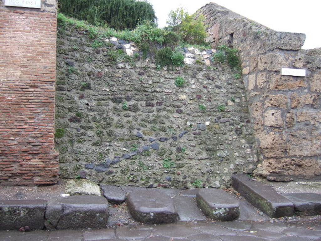 Via dell’ Abbondanza. North side. Unnamed vicolo between III.1 and III.2. Looking north from junction. December 2005.