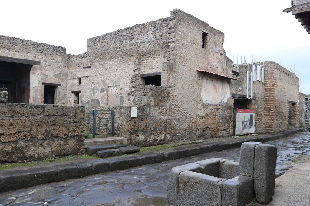 Via dell’Abbondanza, December 2018.
Looking north-east towards III.2.1, on left, towards III.2.2 and III.2.3, on right. Photo courtesy of Aude Durand.
