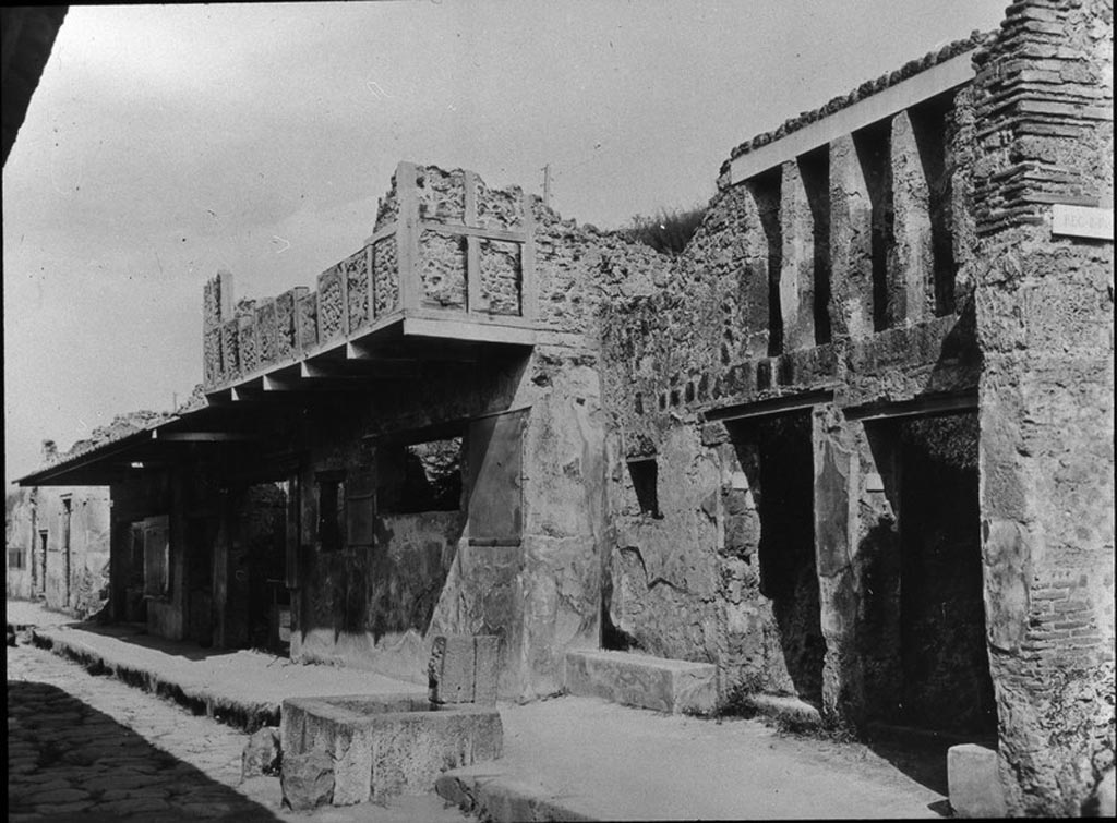 Via dell’Abbondanza, south side. Looking east from near I.12.1/2, on right. Entrances on Via dell’ Abbondanza, with fountain outside.
Photo by permission of the Institute of Archaeology, University of Oxford. File name instarchbx202im 001. Resource ID. 44520.
See photo on University of Oxford HEIR database