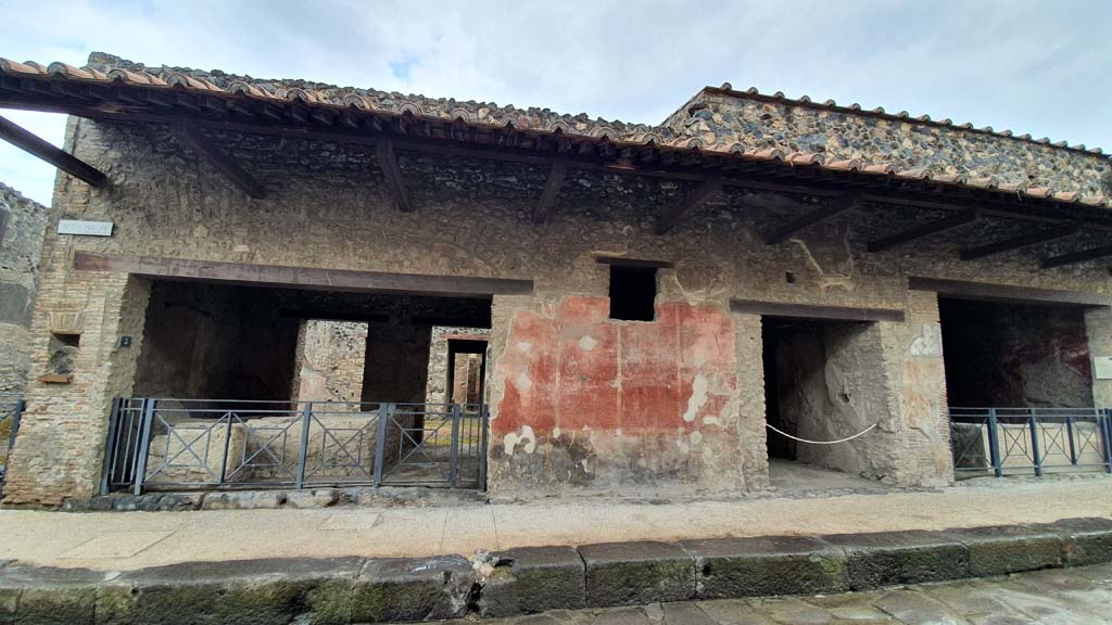 Via dell’Abbondanza, south side, Pompeii. July 2021.
Looking south towards entrances with I.12.5 on left, followed by I.12.4, and I.12.3, on right.
Foto Annette Haug, ERC Grant 681269 DÉCOR.