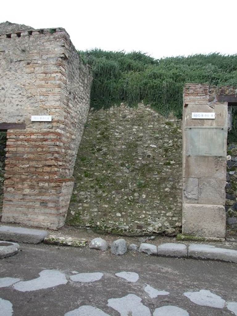 Via dell’ Abbondanza. Looking north at entrance to unnamed vicolo between III.2 and III.3. December 2006.