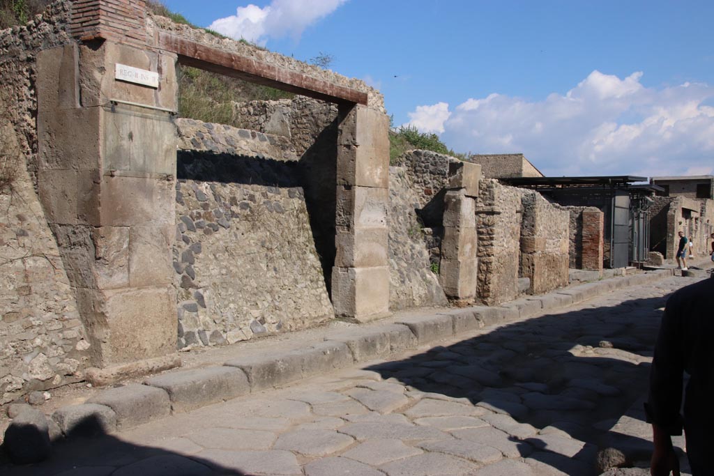 Via dell’Abbondanza, north side, Pompeii. October 2022.
Looking east from III.3.1 towards III.3.6 and Vicolo di Ifigenia, on right. Photo courtesy of Klaus Heese