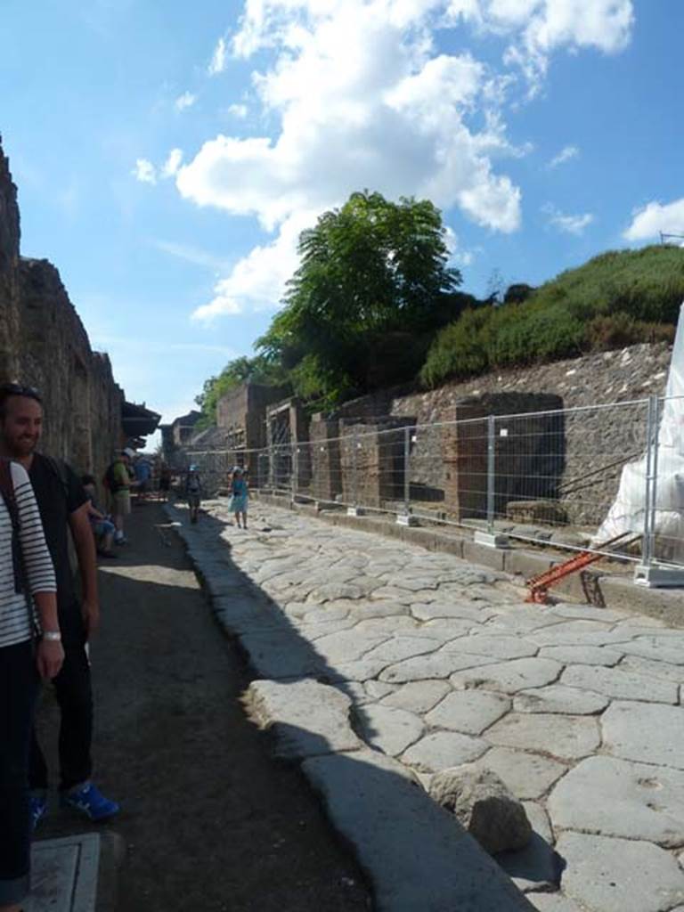 Via dell’Abbondanza, north side. September 2015. Looking west along III.3.