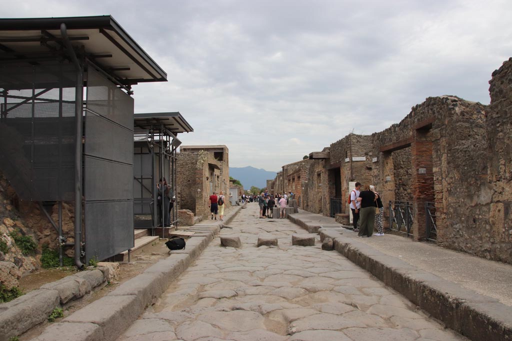 Via dell’Abbondanza, Pompeii. May 2024. Looking east between III.3.6, on left, and I.13.4, on right. Photo courtesy of Klaus Heese.