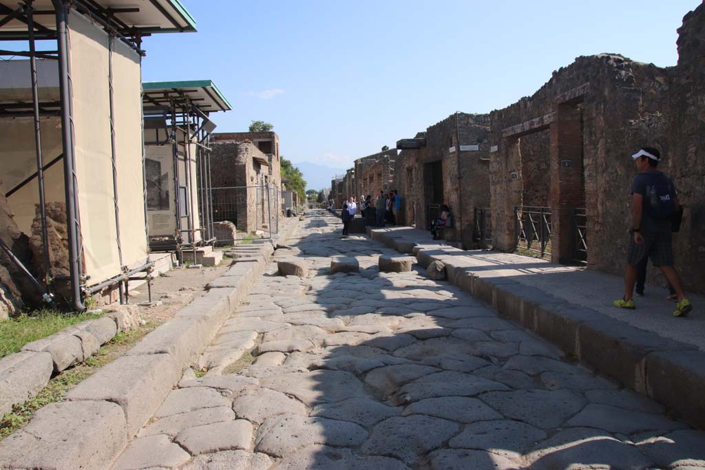 Via dell’Abbondanza, Pompeii. September 2017. Looking east between III.3.6, on left, and I.13.4, on right.
Photo courtesy of Klaus Heese.