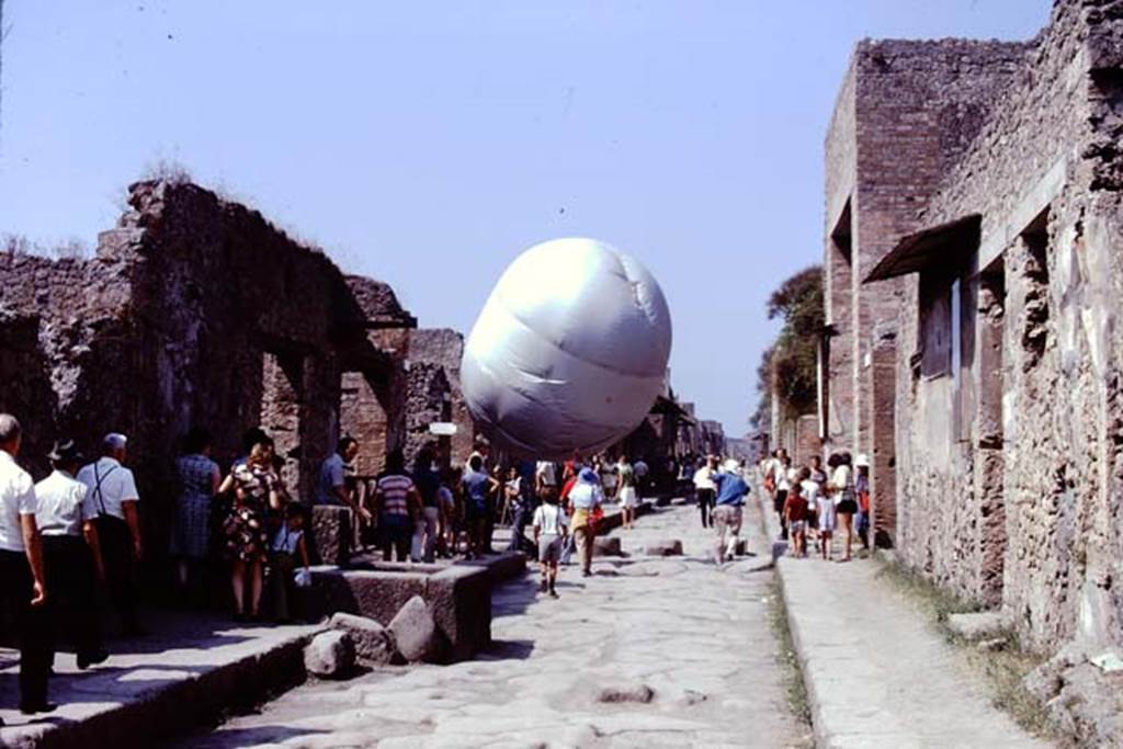 Via dell’Abbondanza, Pompeii. 1974. Looking west towards I.13 (behind balloon) and III.3. Photo by Stanley A. Jashemski.
Source: The Wilhelmina and Stanley A. Jashemski archive in the University of Maryland Library, Special Collections (See collection page) and made available under the Creative Commons Attribution-Non Commercial License v.4. See Licence and use details. J74f0395