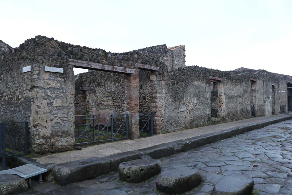 Via dell’Abbondanza, south side. December 2018.
Looking west along I.13, from near I.13.5 and junction with Via di Nocera, on right. Photo courtesy of Aude Durand.