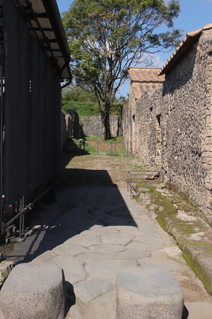 Vicolo di Ifigenia, Pompeii, with III.3, on left, and III.4, on right. October 2022.
Looking north from junction with Via dell’Abbondanza. Photo courtesy of Klaus Heese