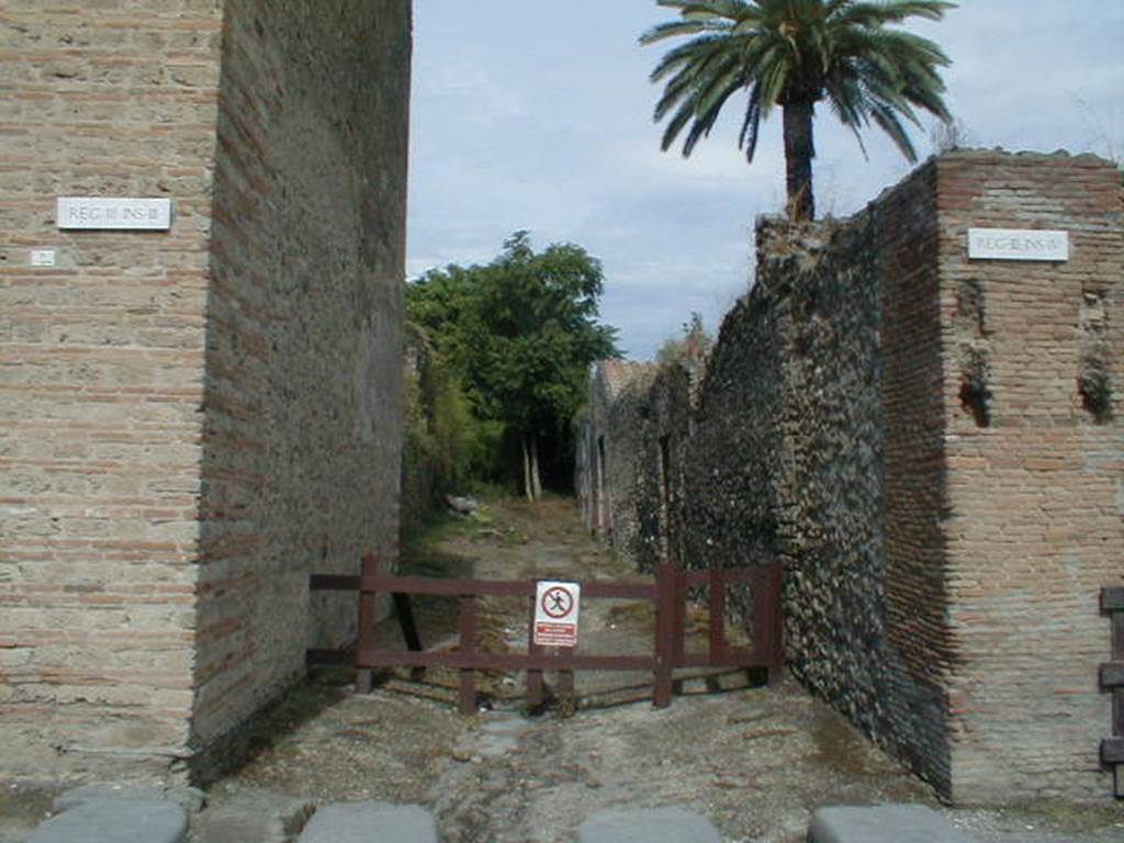 Via dell’ Abbondanza. Looking north from junction with Vicolo di Ifigenia between III.3 and III.4. September 2004.