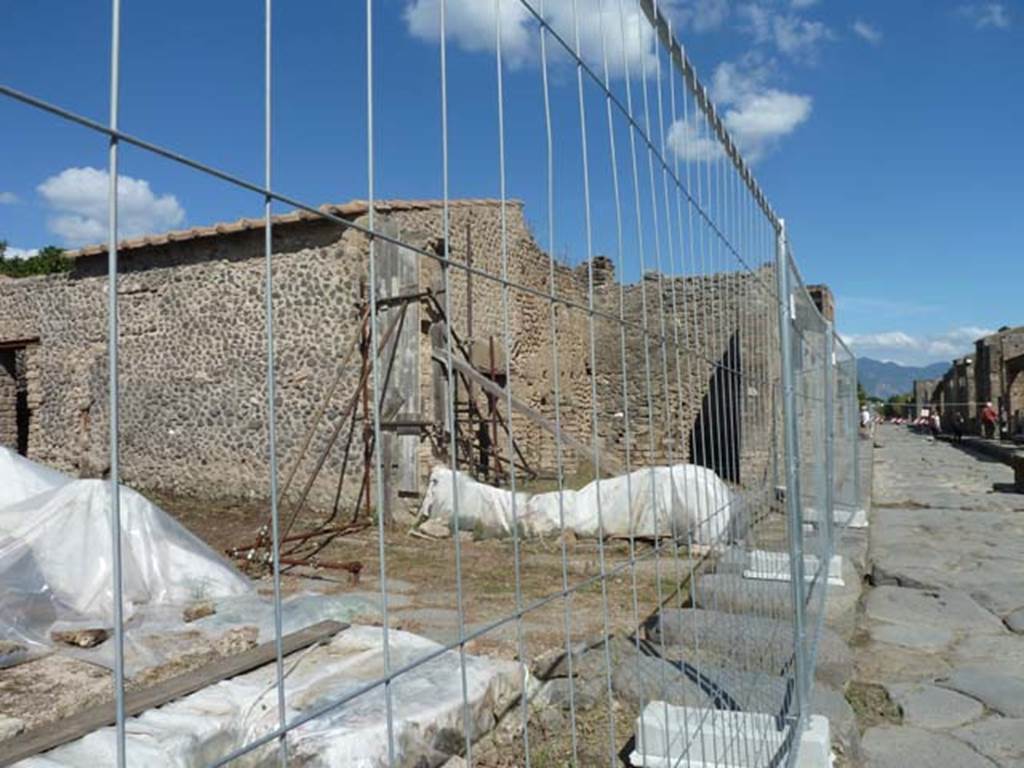 Via dell’Abbondanza. September 2015. Looking east from III.3.6 towards Vicolo di Ifigenia and III.4.1.