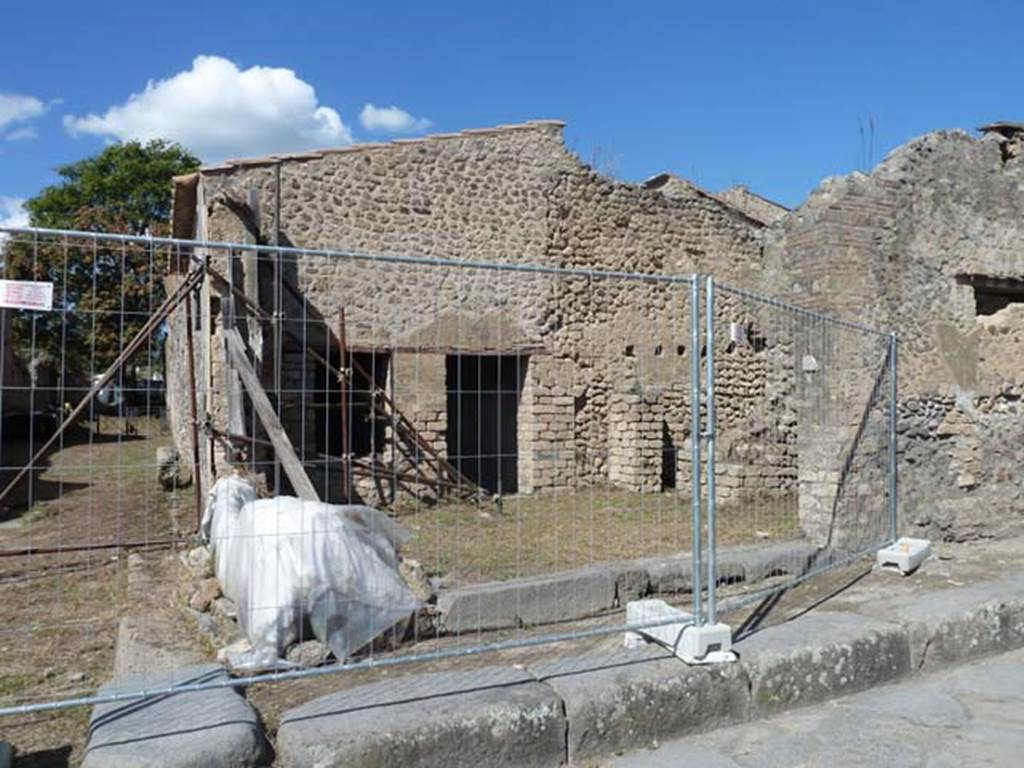 Via dell’Abbondanza, north side. September 2015. Looking towards III.4.1 on east side of Vicolo di Ifigenia.