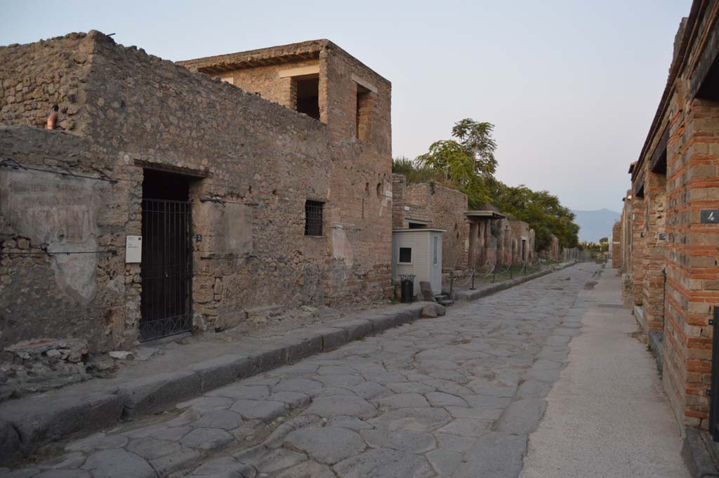 Via dell’Abbondanza, north side, Pompeii. October 2017. Looking east along insula III.4, from III.4.3, on left.
Foto Taylor Lauritsen, ERC Grant 681269 DÉCOR.