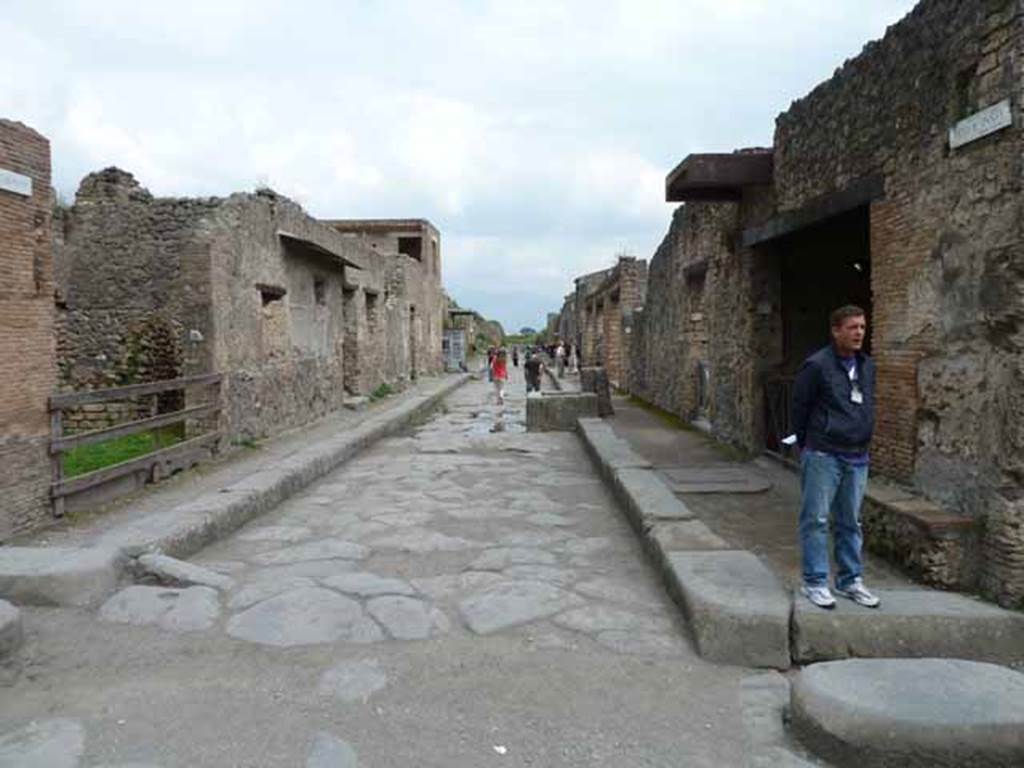 Via dell’Abbondanza. May 2010. Looking east between III.4 and II.1.