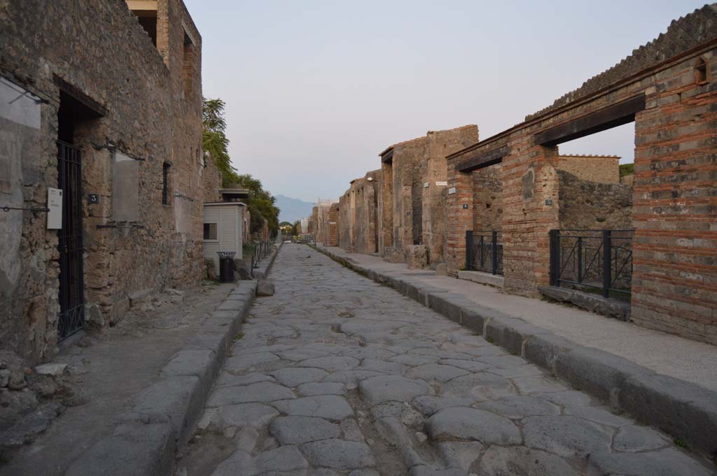 Via dell’Abbondanza, Pompeii. October 2017. Looking east between III.4.3 and II.1.
Foto Taylor Lauritsen, ERC Grant 681269 DÉCOR