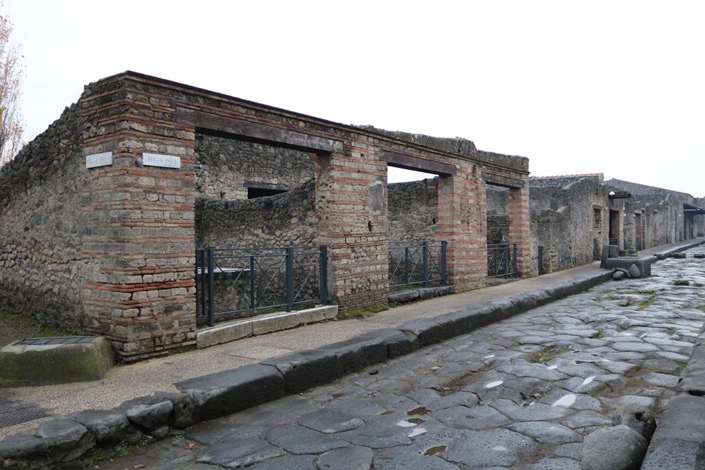 Via dell’Abbondanza, south side. December 2018.
Looking west from II.1.6 towards II.1.1 at rear of fountain. Photo courtesy of Aude Durand.