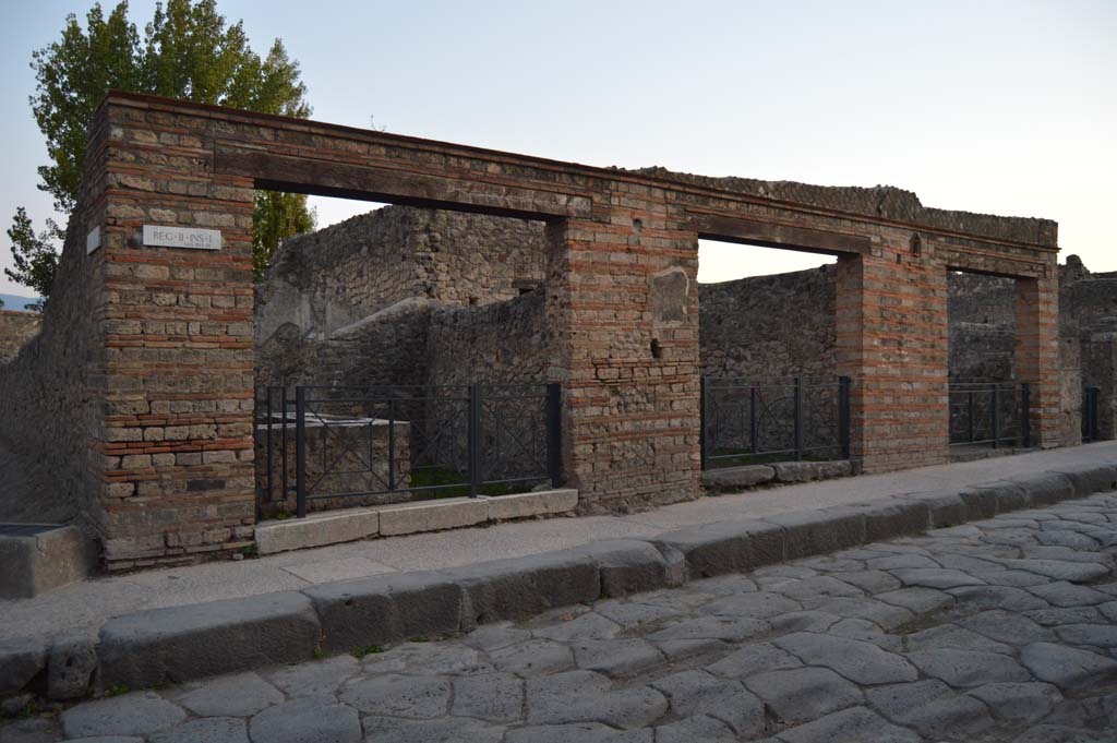 Via dell’Abbondanza, south side, Pompeii. October 2017. Looking west along II.1, from II.1.6 towards II.1.3, on right.
Foto Taylor Lauritsen, ERC Grant 681269 DÉCOR